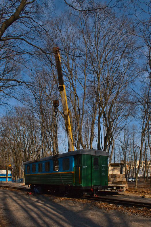 Вагон состава 'Юность Южной' вывозят с Малой Южной на Киевскую ДЖД