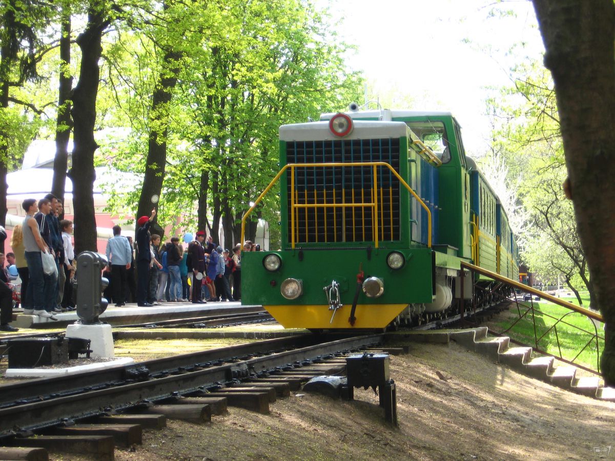 Тепловоз ТУ7А-3198 с составом 'Юность Южной' на ст. Парк