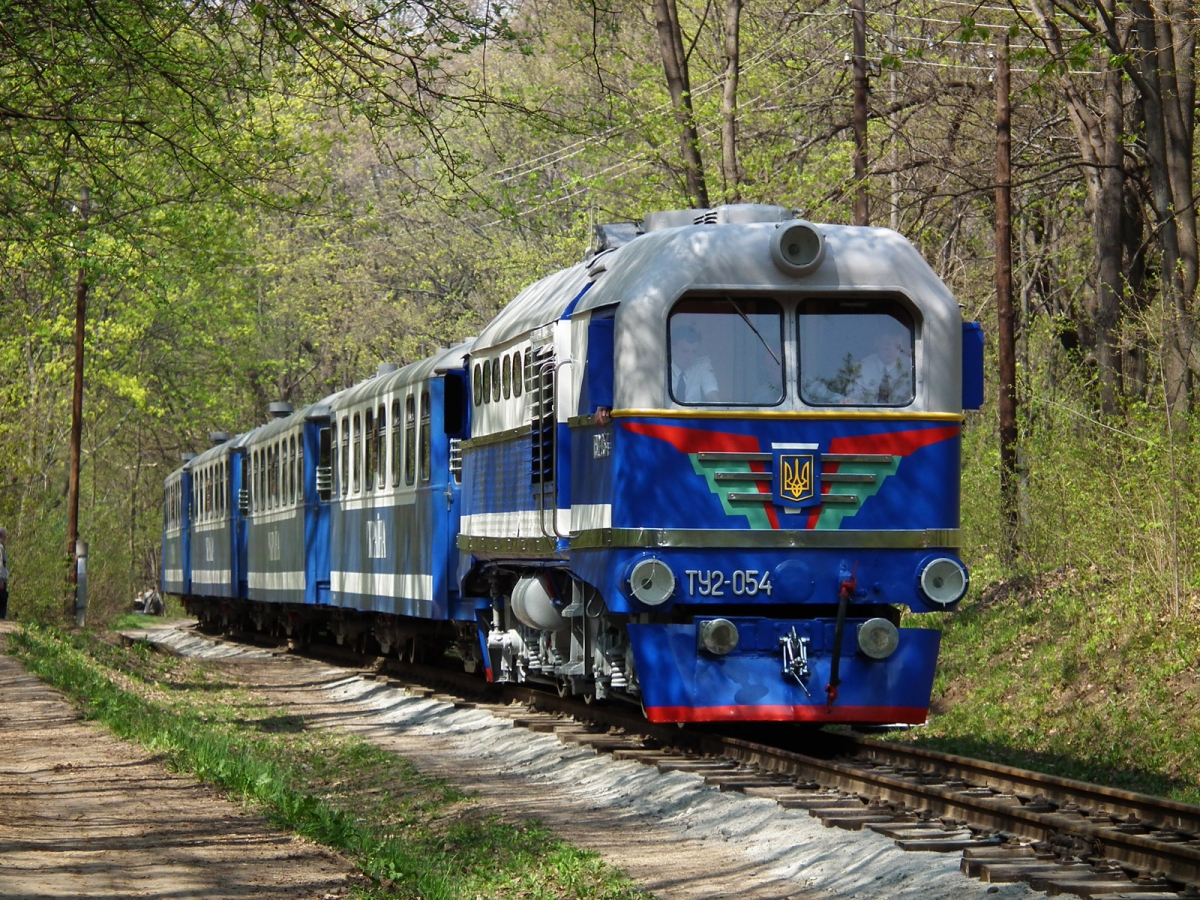 ТУ2-054 с поездом 'Украина' следует в нечётную сторону на втором километре