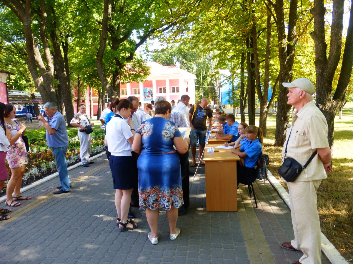 Регистрация участников встречи бывших юных железнодорожников