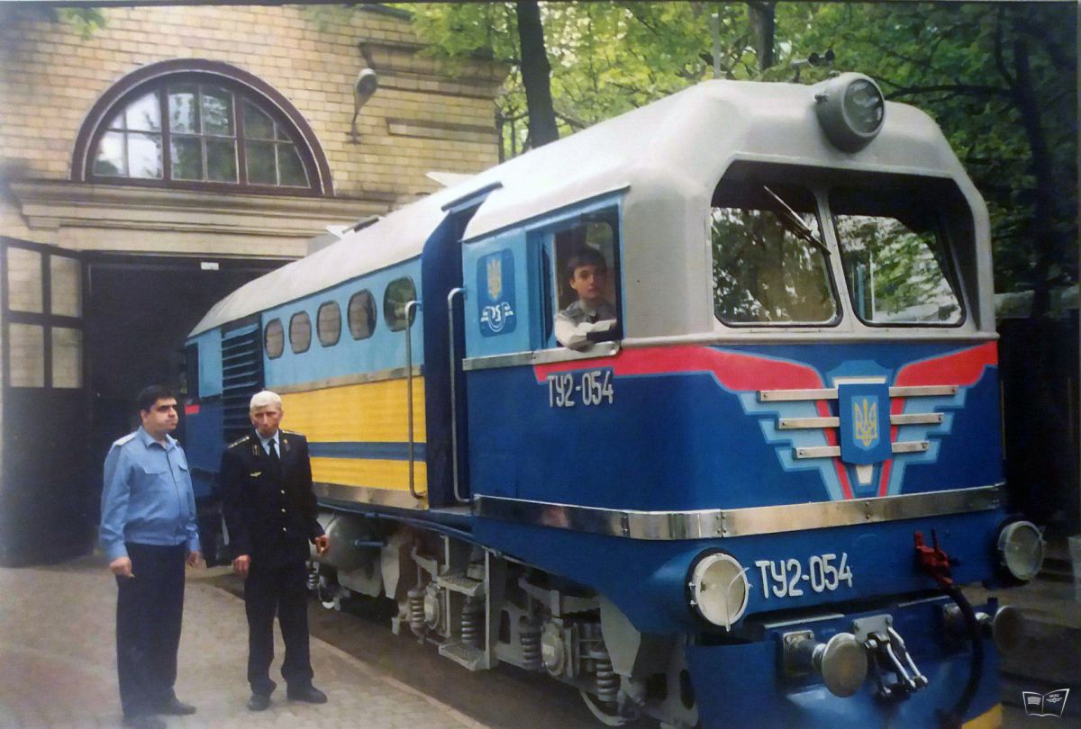 Тепловоз ТУ2-054 возле депо на ст. Парк