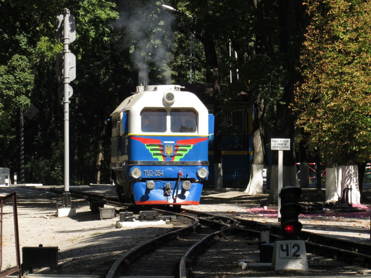 ТУ2-054 совершает маневры по ст. Парк