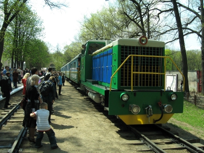 ТУ7А-3198 подает состав 'Юность Южной' на второй путь ст. Парк