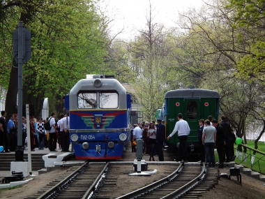 Станция Парк. Виден ТУ2-054 и состав 'Юность Южной'.