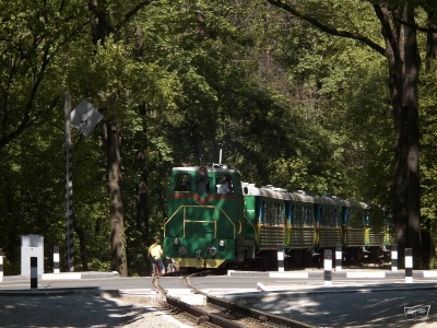 Тепловоз ТУ7А-3198 с составом 'Юность Южной' на переезде